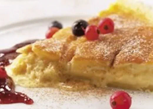 recipe image Zoete warme brietaart met rode vruchtencompote