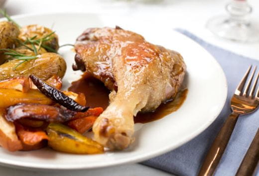 recipe image Langzaam gegaarde eendenbout met geroosterde groenten en ovenaardappeltjes