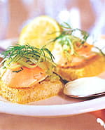 recipe image Toastjes met zalm, komkommer en zure room