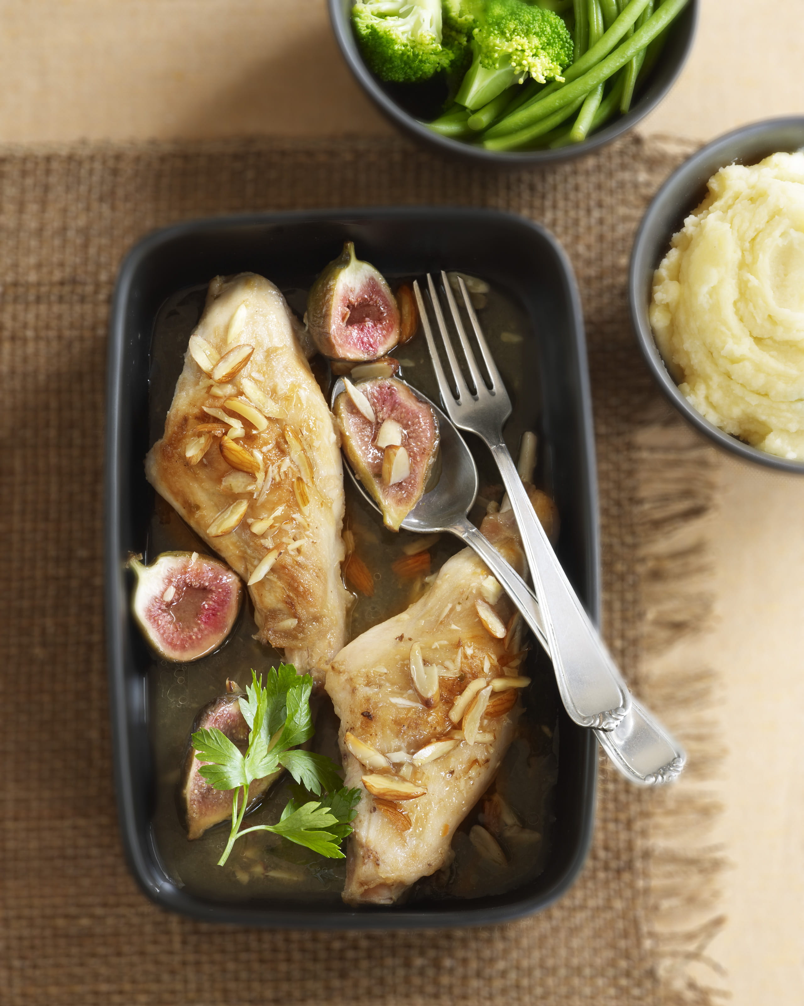 recipe image Stoofpotje van konijn met vijgen en amandelen