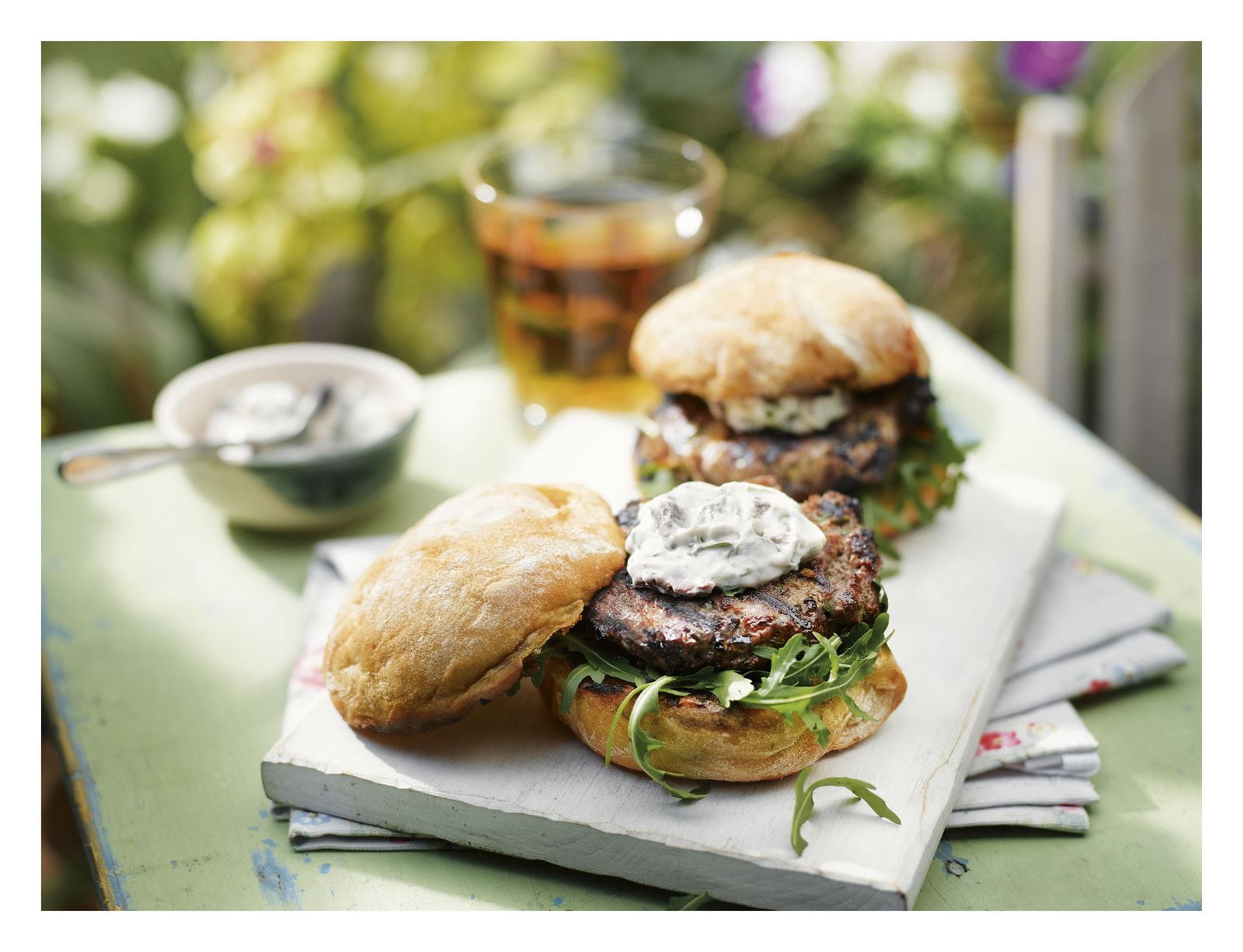 recipe image Italiaanse Burger met olijven-basilicummayonaise