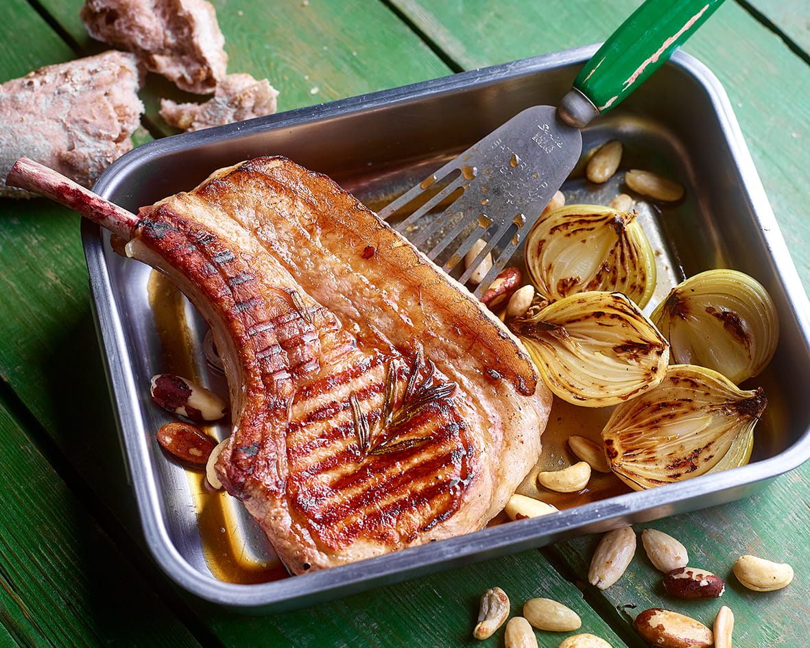 recipe image Varkenskotelet gemarineerd in Guinness met gebrande ui en gekarameliseerde noten