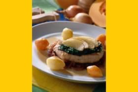 recipe image Varkenssteak met gesmolten uien, bladspinazie met room en kerriesaus