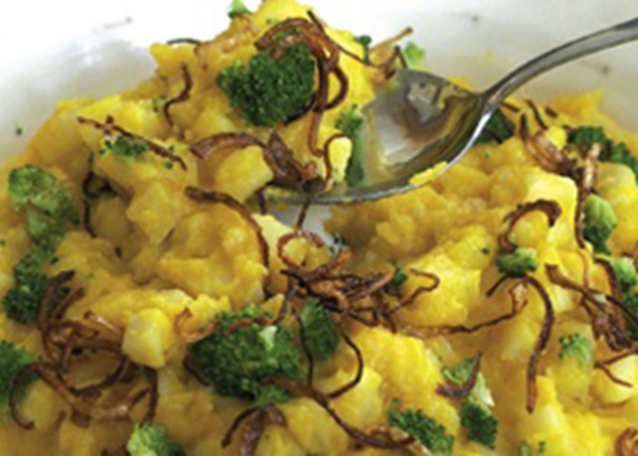 recipe image Stoemp van pompoen met broccoli en gefrituurde rode uien
