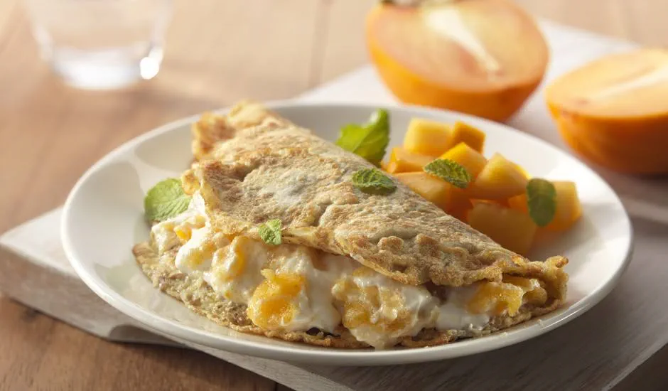 recipe image Flensjes met kaki yoghurt, maple syrup en kaneel