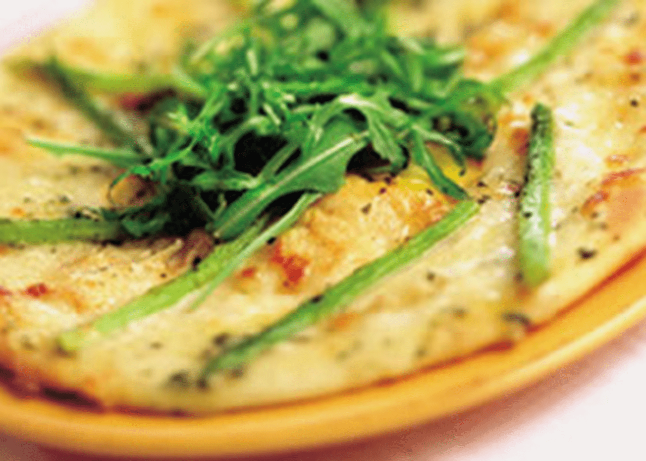 recipe image Witte pizza met groene asperges en rucola