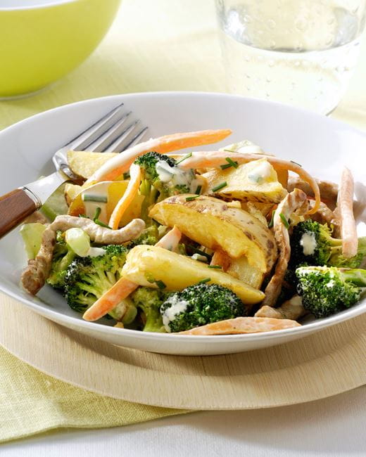 recipe image Geroerbakte varkensreepjes met mosterd, worteltjes, broccoli