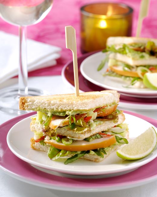 recipe image Kleine 'clubsandwiches' met avocadoroom en gerookte kip