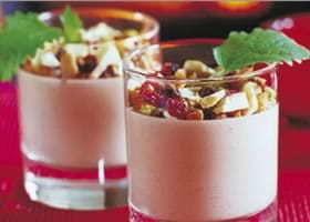 recipe image Bavarois van verse plattekaas met chocolade, sinaasappel en studentenhaver