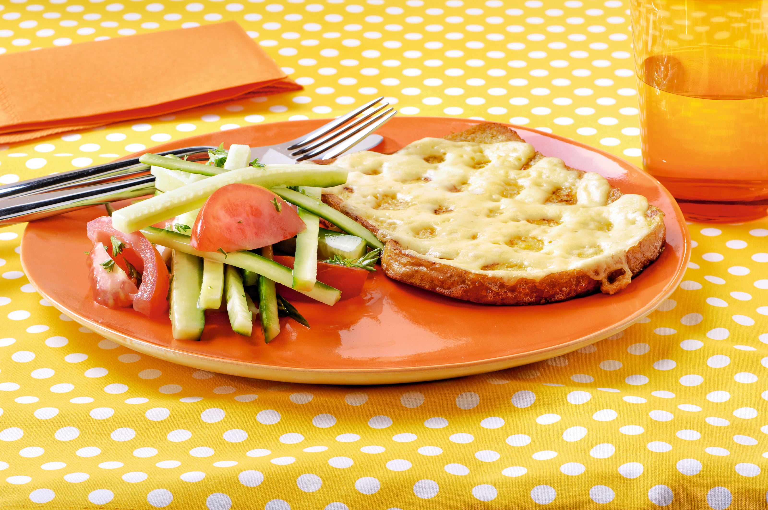 Hartige wentelteefjes met kaas en tomatensalade Solo