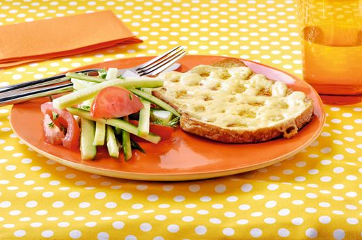 recipe image Hartige wentelteefjes met kaas en tomatensalade