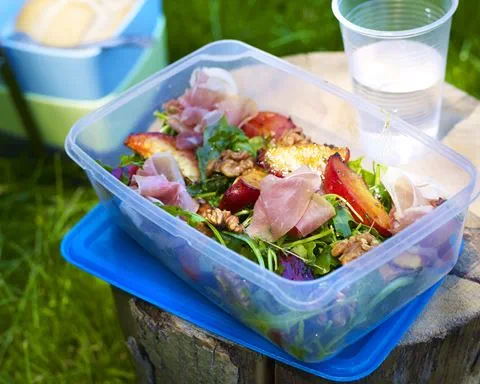 recipe image Raketsla met perziken en Italiaanse ham