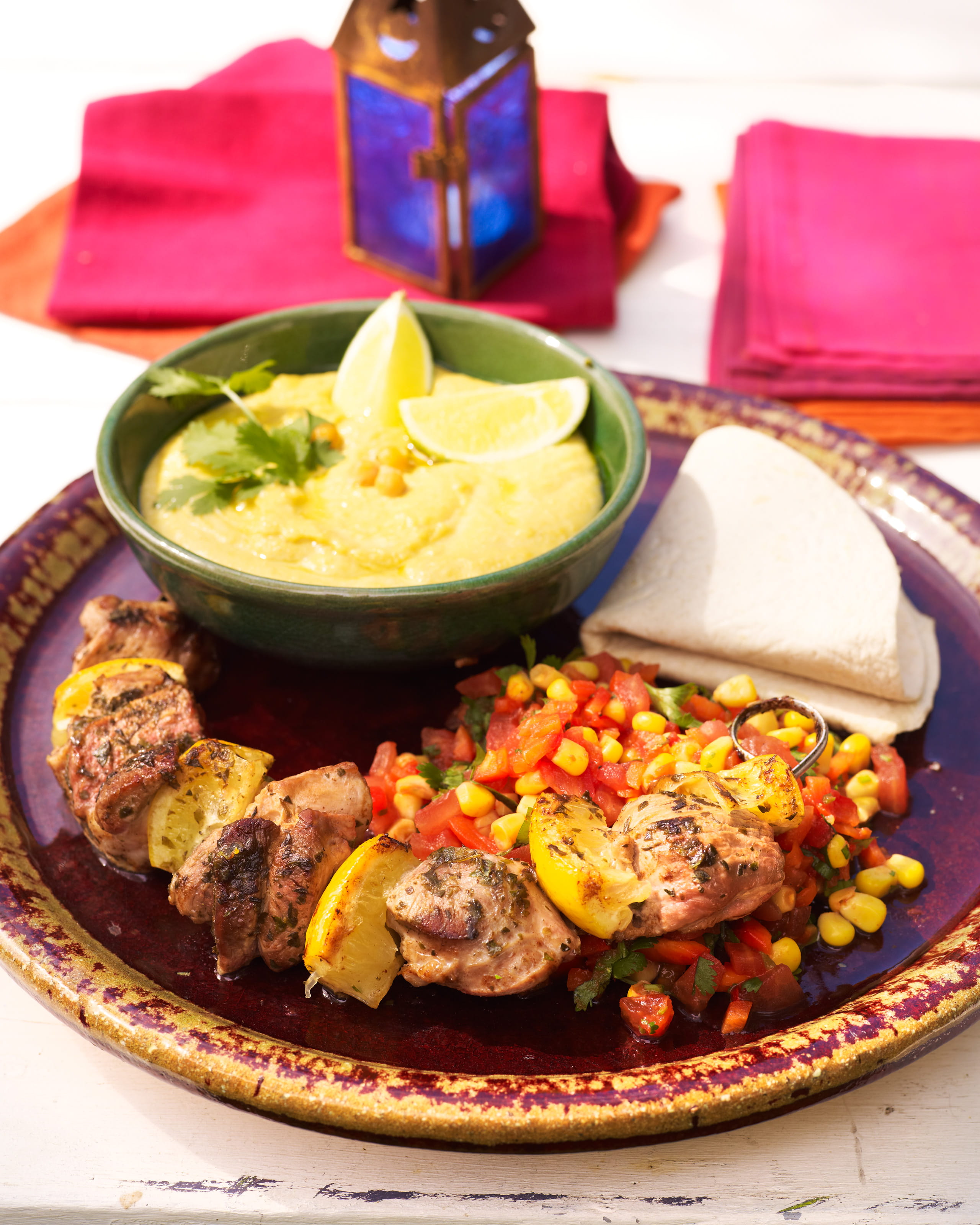 recipe image Hummus met pittige lamsspiesjes en een korianderslaatje