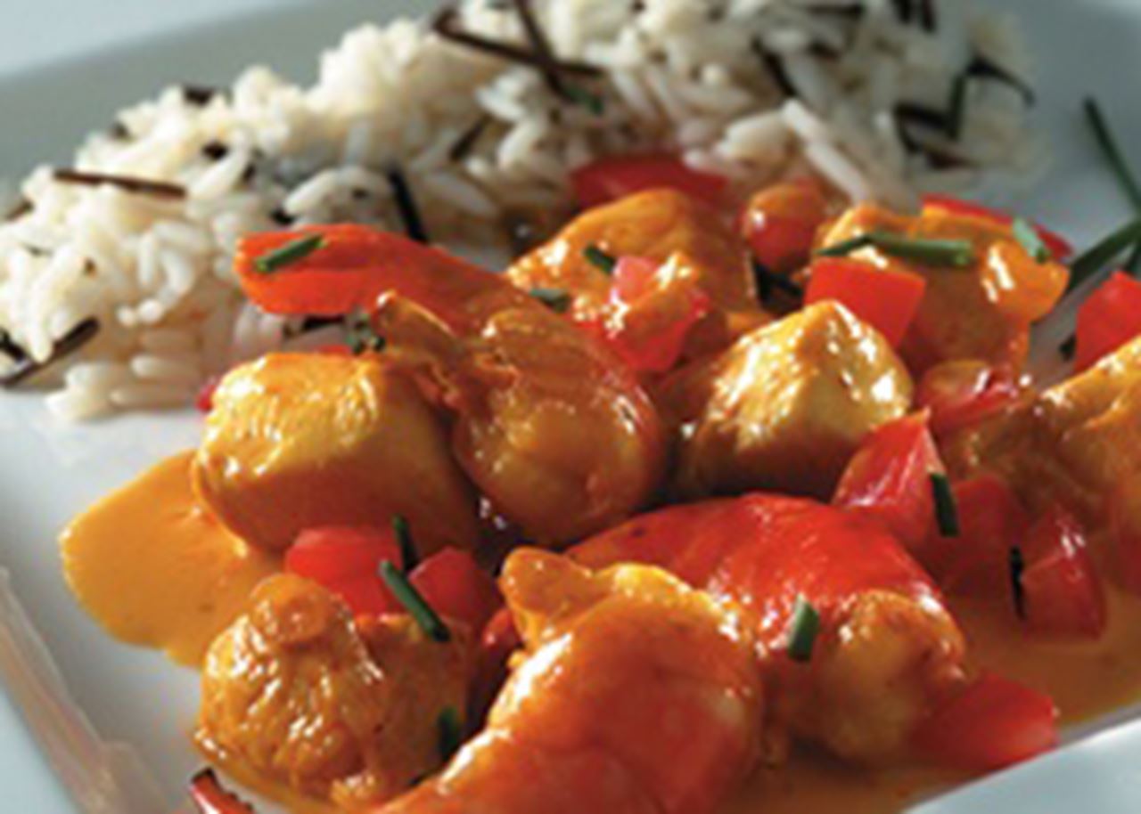recipe image Scampi en kippenblokjes geflambeerd met Pernod en saffraansaus