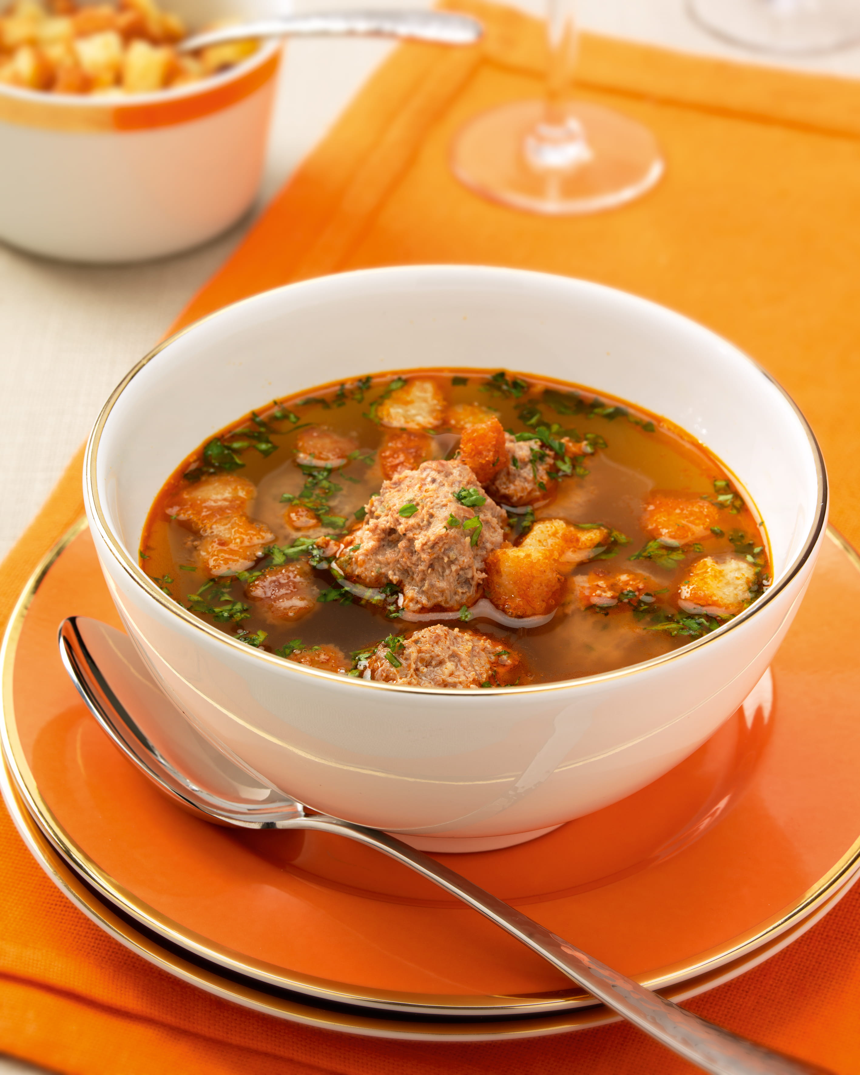 recipe image Bouillon met rode pesto, fijne wildballetjes en korstjes