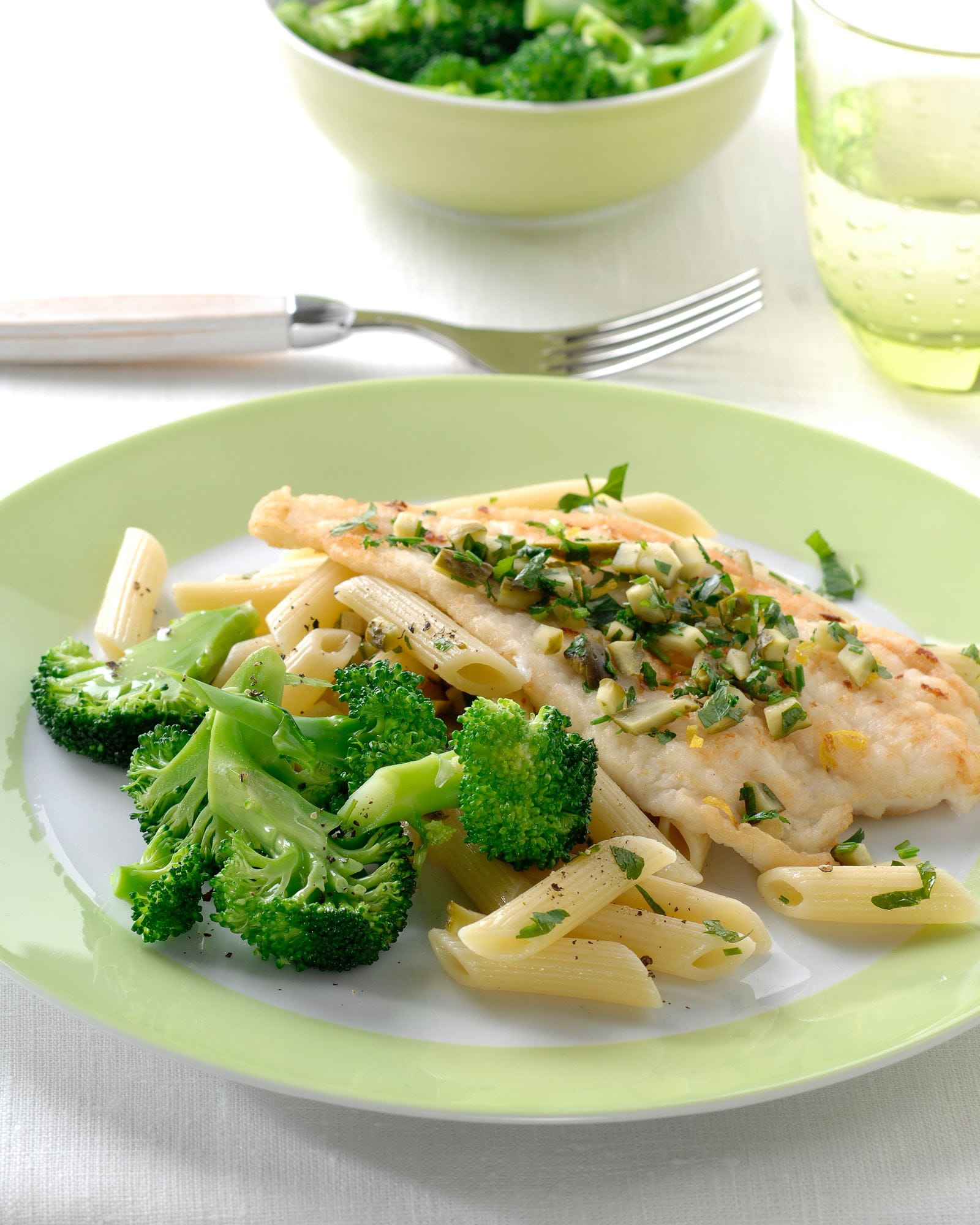 recipe image Gebakken schol met citroen, peterselie, penne en broccoli