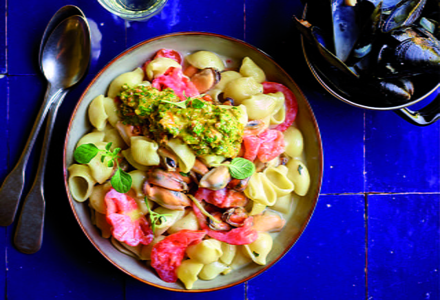 recipe image Pastasalade met mosselen en tapenade van kerstomaten