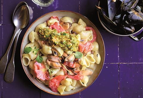 recipe image Pastasalade met mosselen en tapenade van kerstomaten