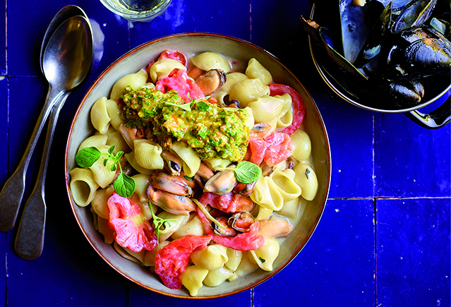 recipe image Pastasalade met mosselen en tapenade van kerstomaten