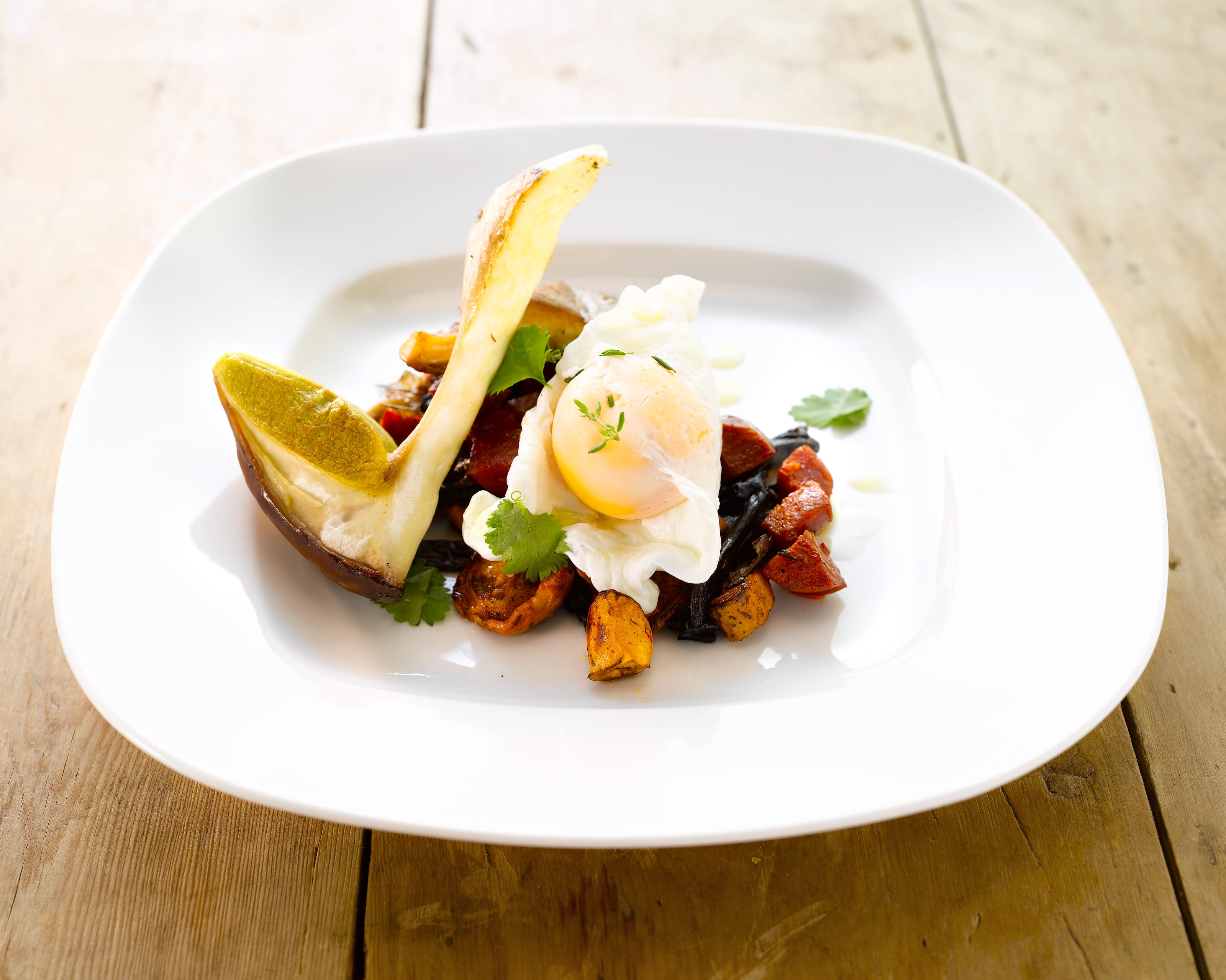 recipe image Bospaddenstoelen met chorizo en een gepocheerd eitje