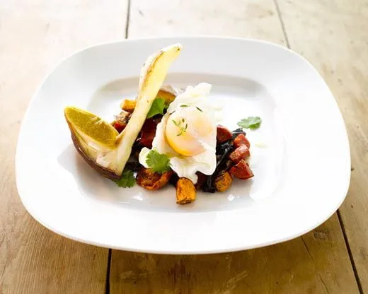 recipe image Bospaddenstoelen met chorizo en een gepocheerd eitje