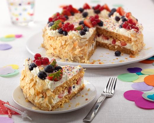 recipe image Verjaardagsslagroomtaart met vers fruit