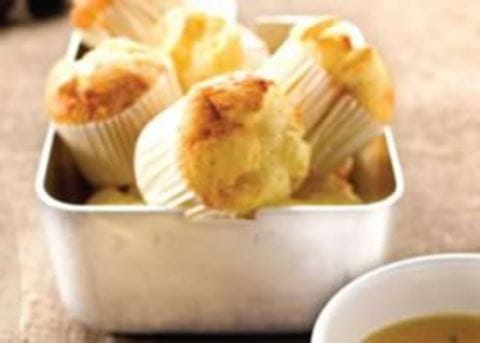 recipe image Passievrucht-amandelcakejes met limoensiroop
