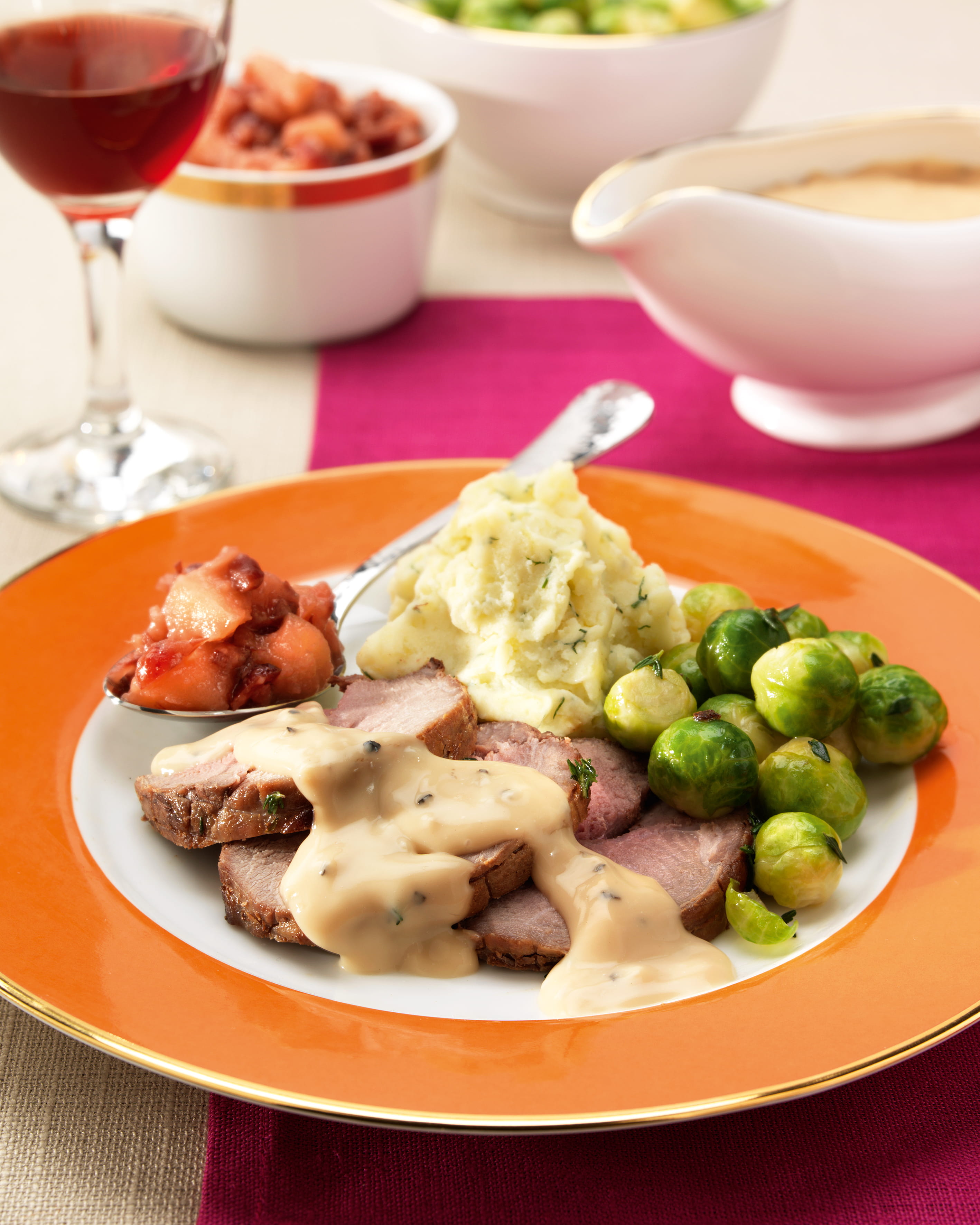 recipe image Wildrollade met pepersaus en feestelijk garnituur