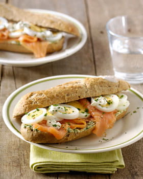 recipe image Pistolet met peterseliespread, zalm en ei