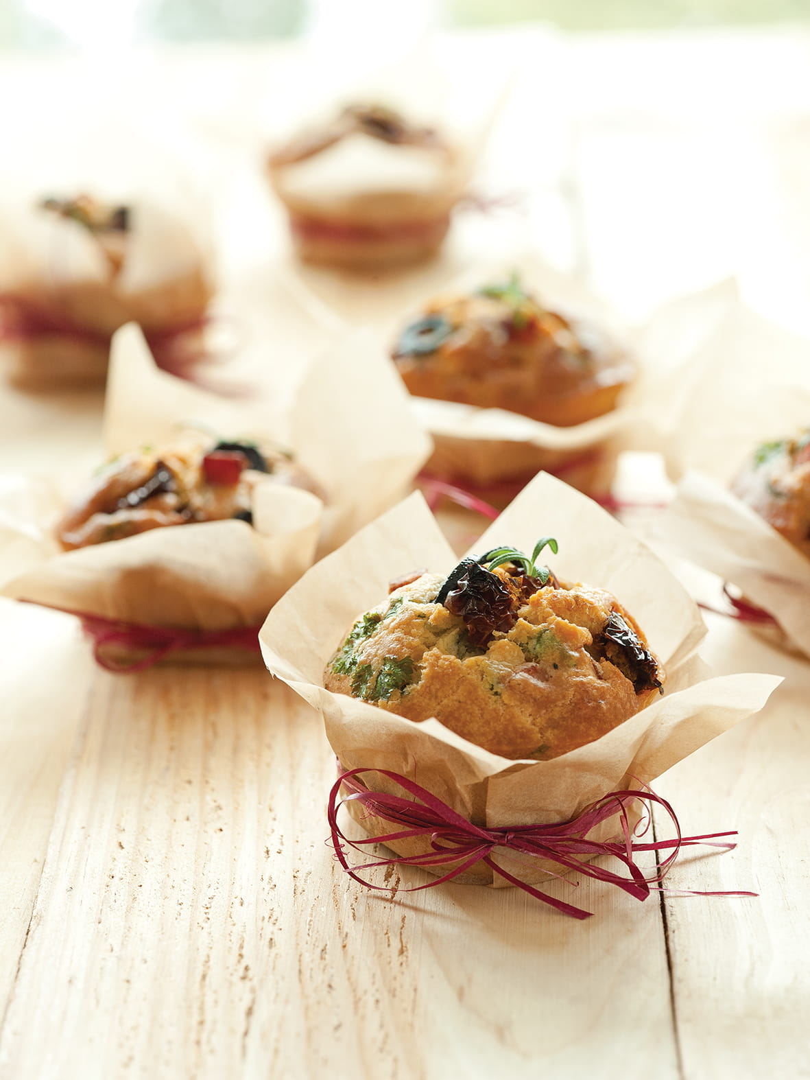 recipe image Muffins met spek, zongedroogde tomaatjes en zwarte olijven