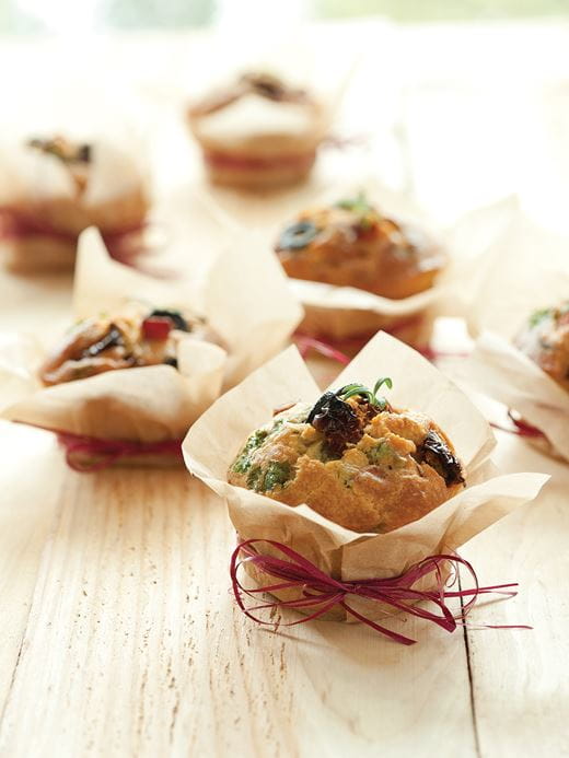 recipe image Muffins met spek, zongedroogde tomaatjes en zwarte olijven