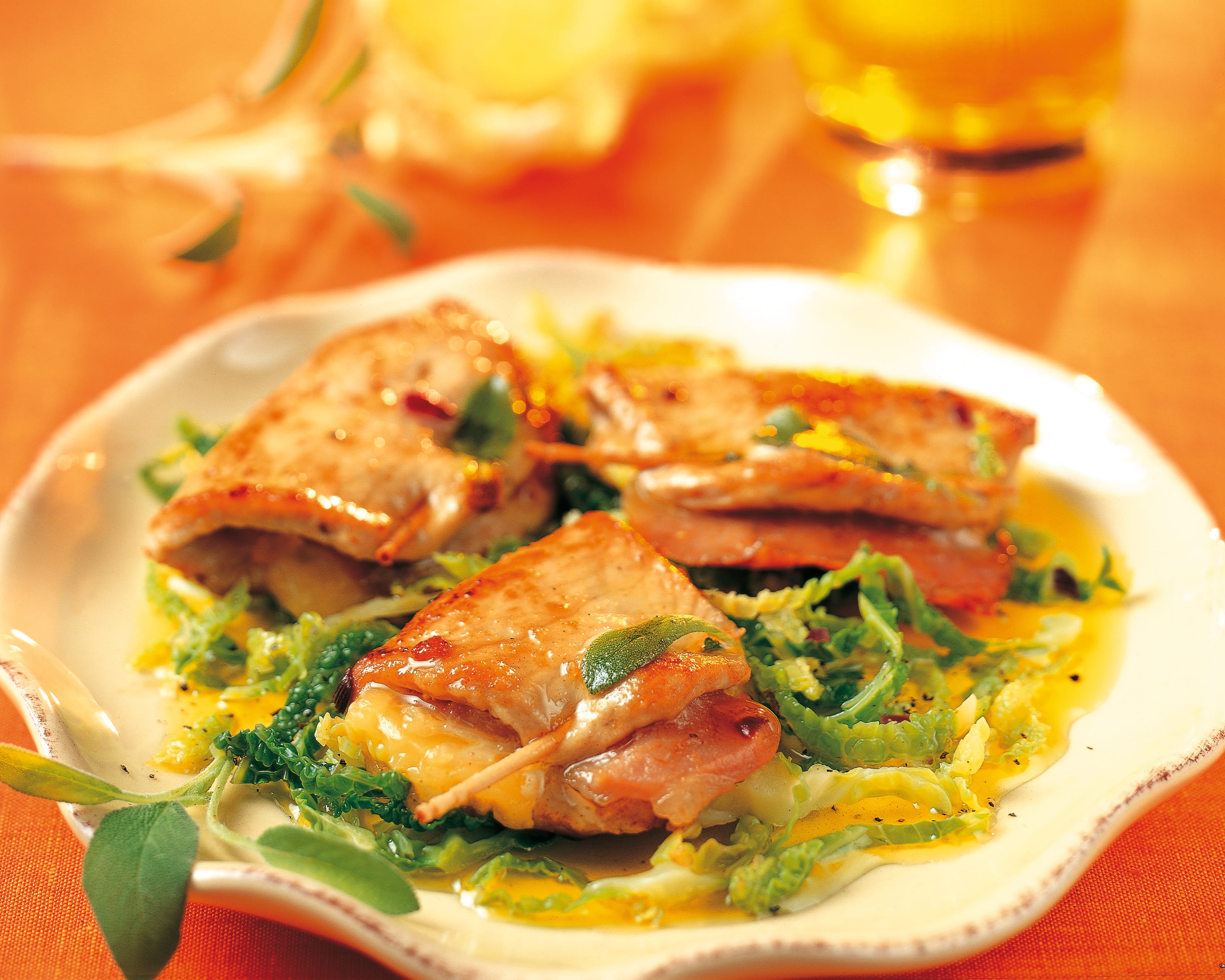 recipe image Varkensrolletjes met ham en kaas geserveerd met kool