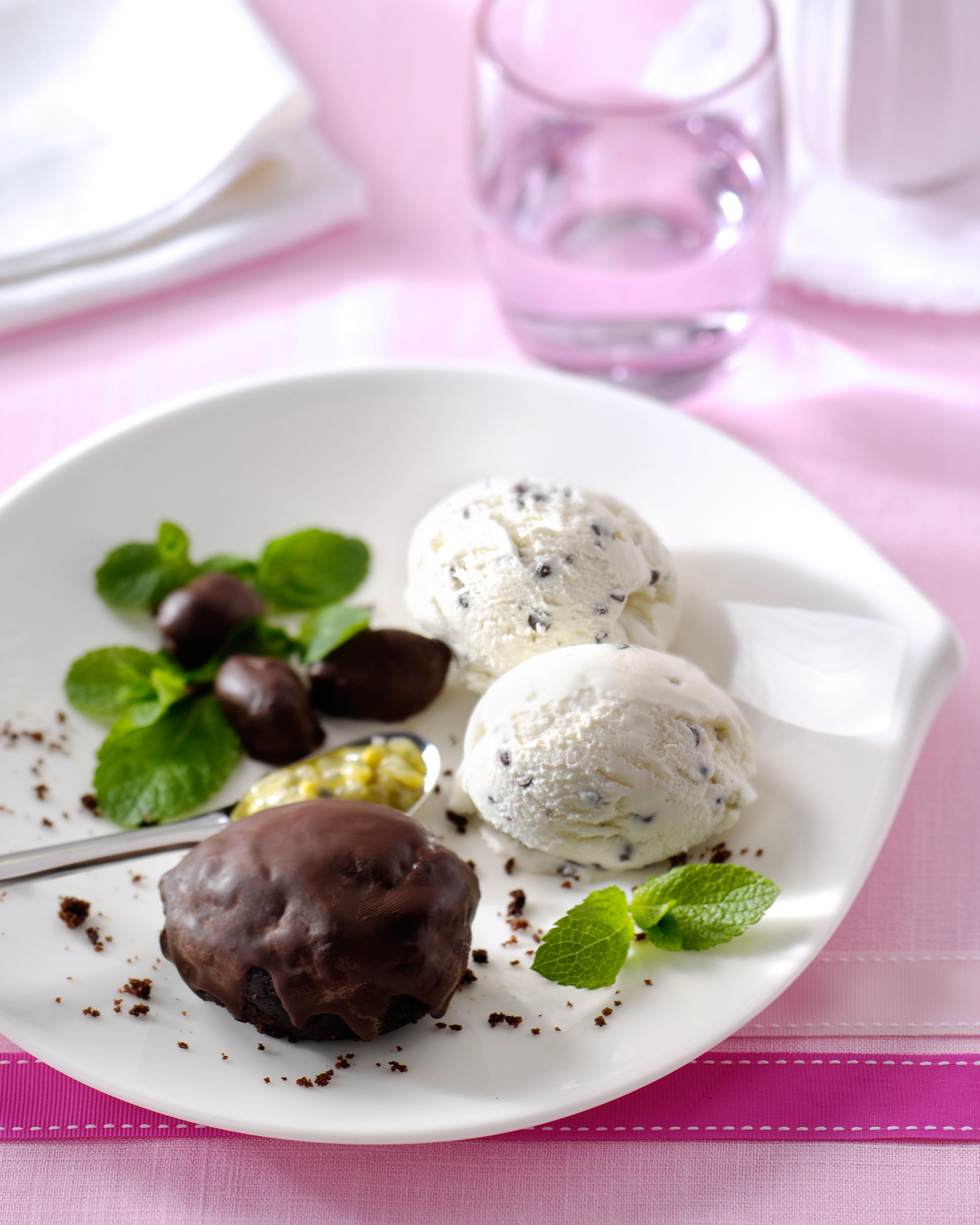 recipe image Chocoladegebakjes met stracciatella-ijs en passievruchten