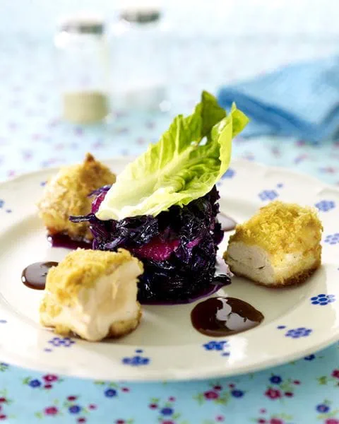 recipe image Filet van hoevekip met mosterdkorstje, rodekool op grootmoederswijze