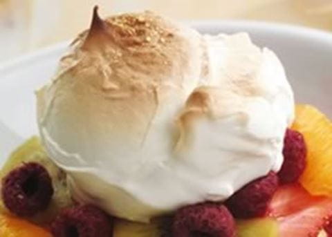 recipe image Gekarameliseerd eiwit met seizoenfruit en frambozencoulis