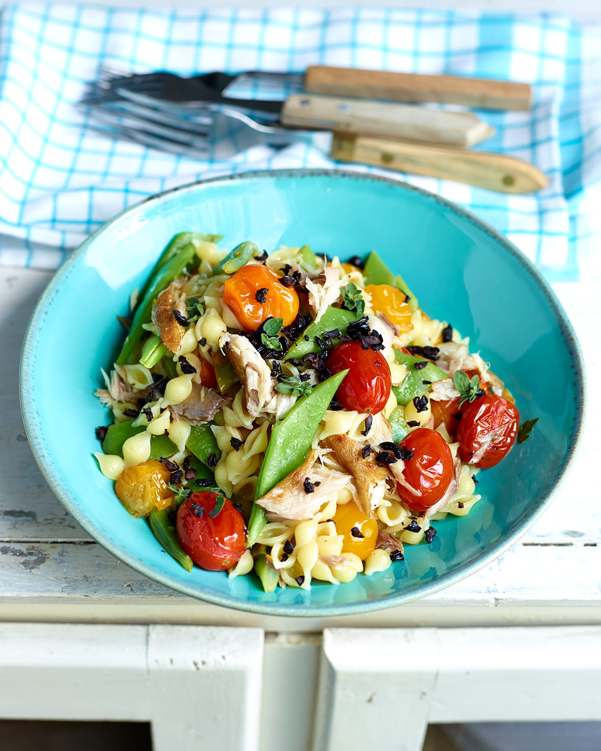 recipe image Pastasalade met gerookte makreel, snijboontjes en olijvencrumble