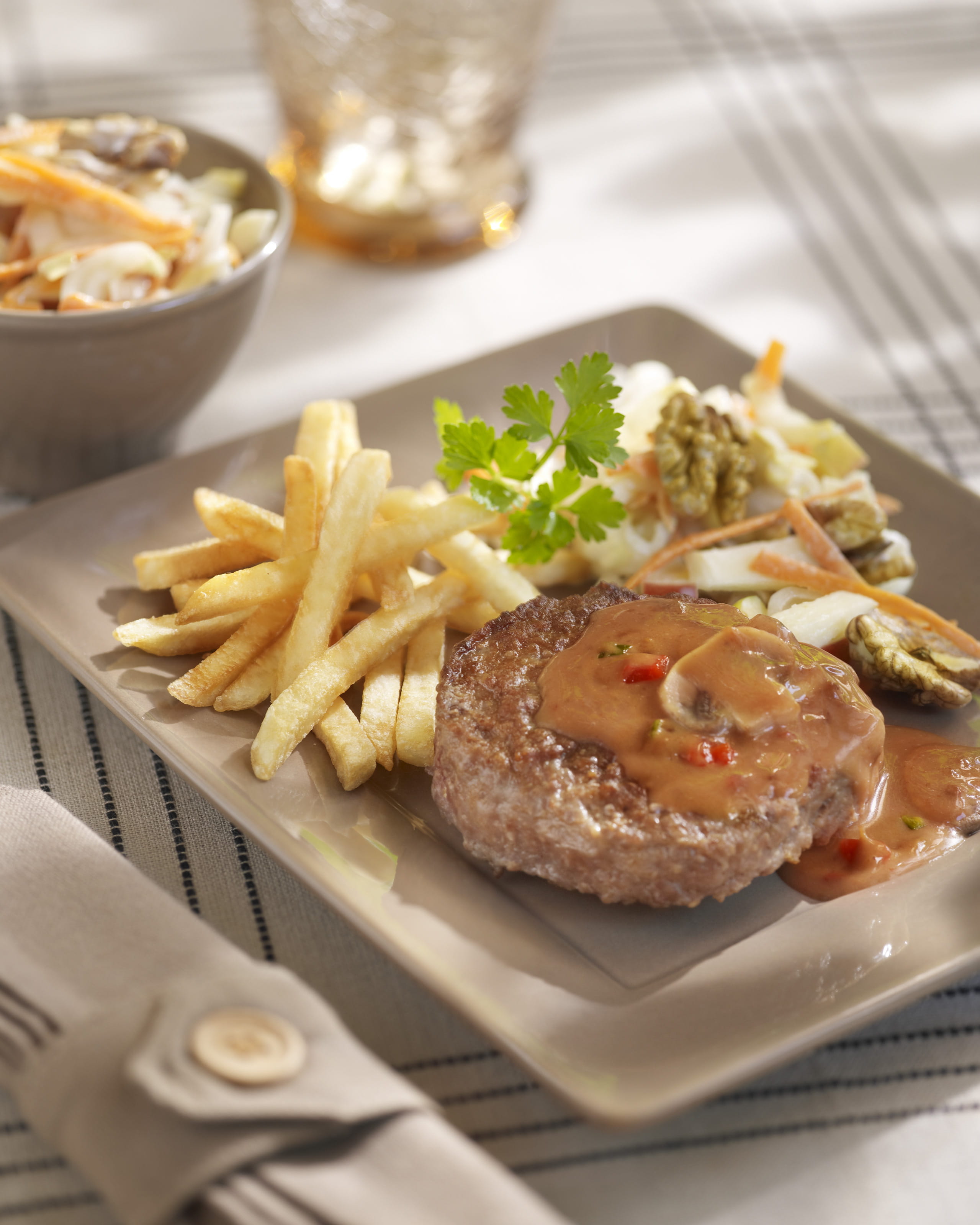 Hamburgers â€˜Stroganoffâ€™ met witlofsalade | Solo