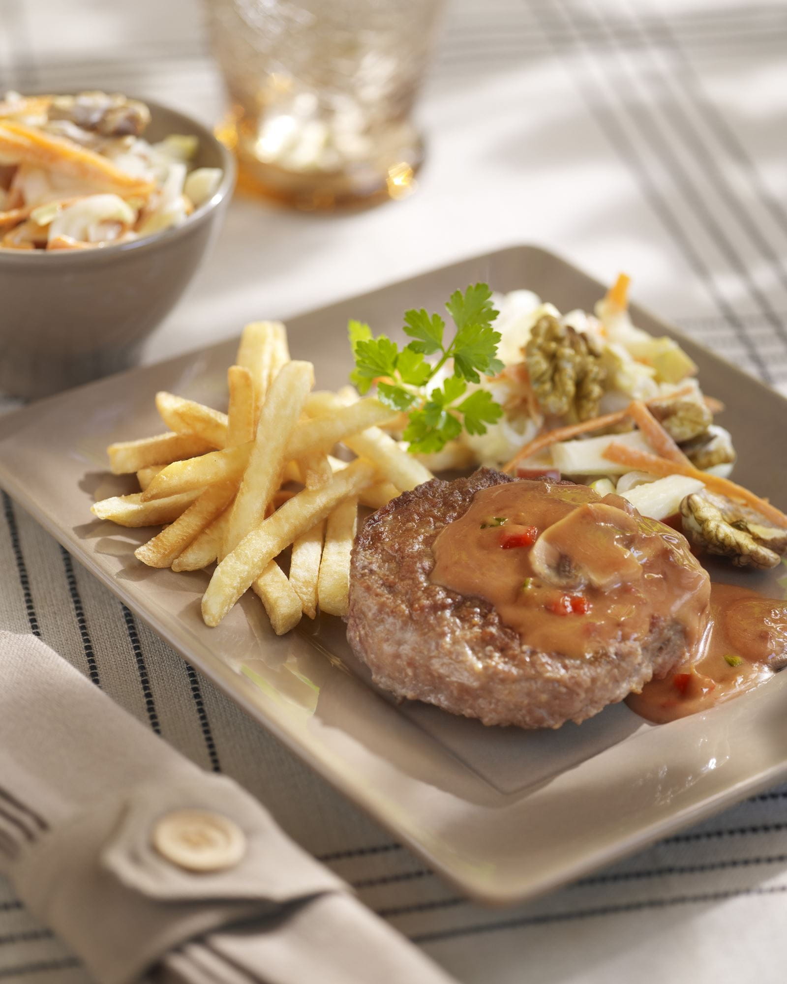 recipe image Hamburgers ‘Stroganoff’ met witlofsalade