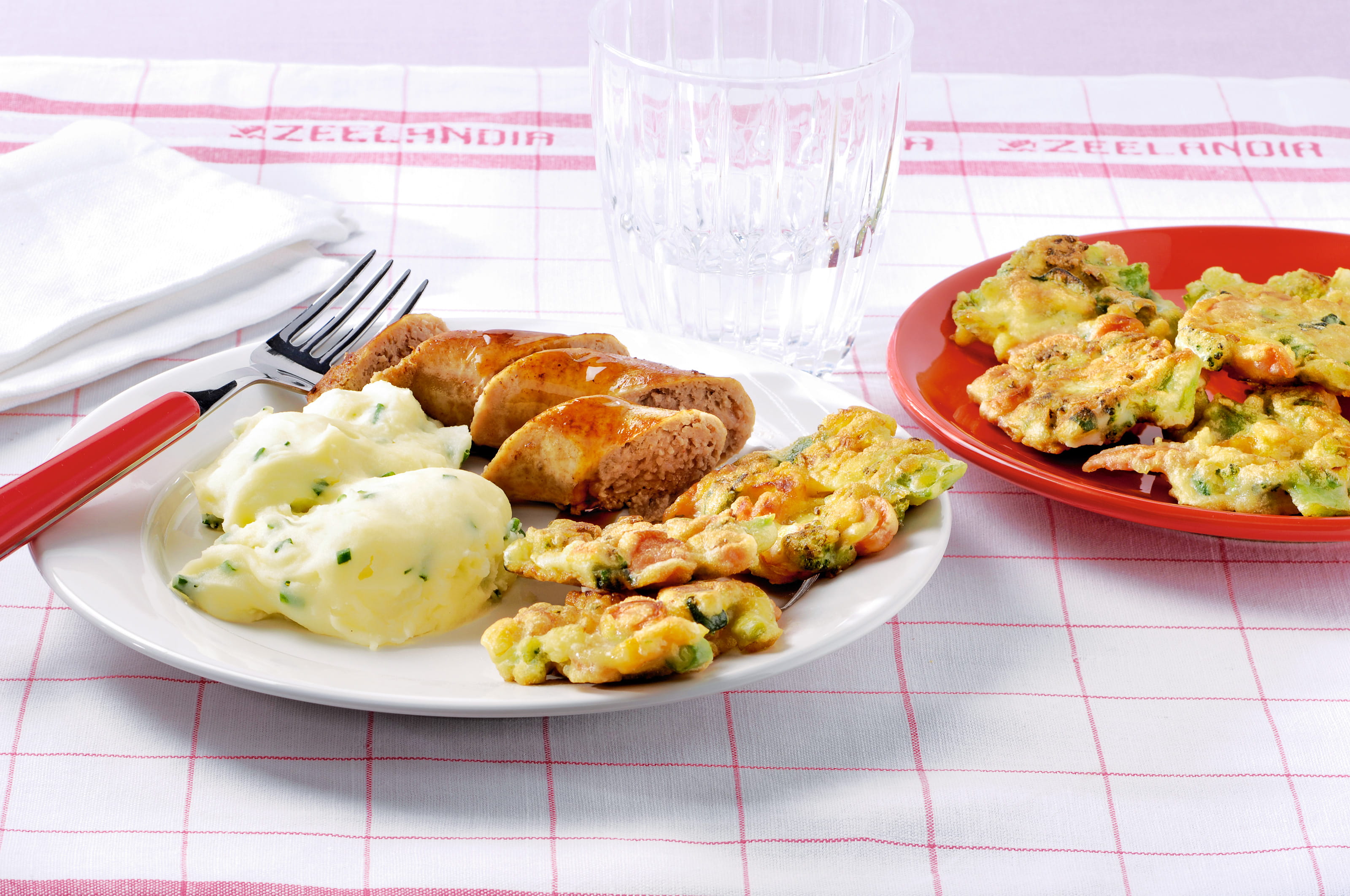 recipe image Worstjes met appeljus en verse groentekoekjes in de puree