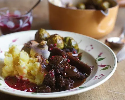 recipe image Stoofpotje van everzwijn met pastinaakpuree