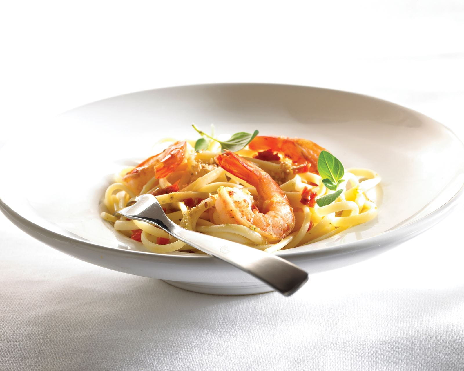 recipe image Linguini met scampi’s, geroosterd sesamzaad en verse koriander