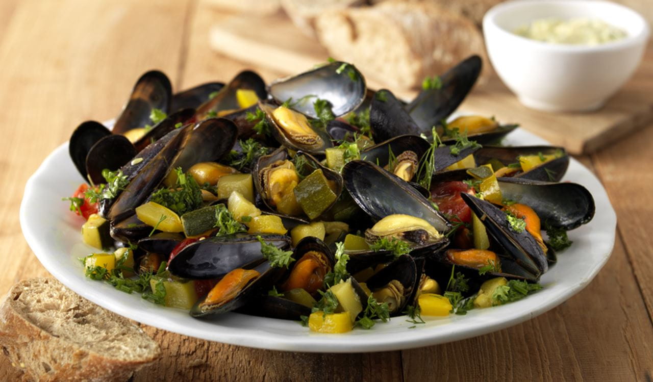 recipe image Gekookte mosselen met paprika, cherrytomaat en stokbrood