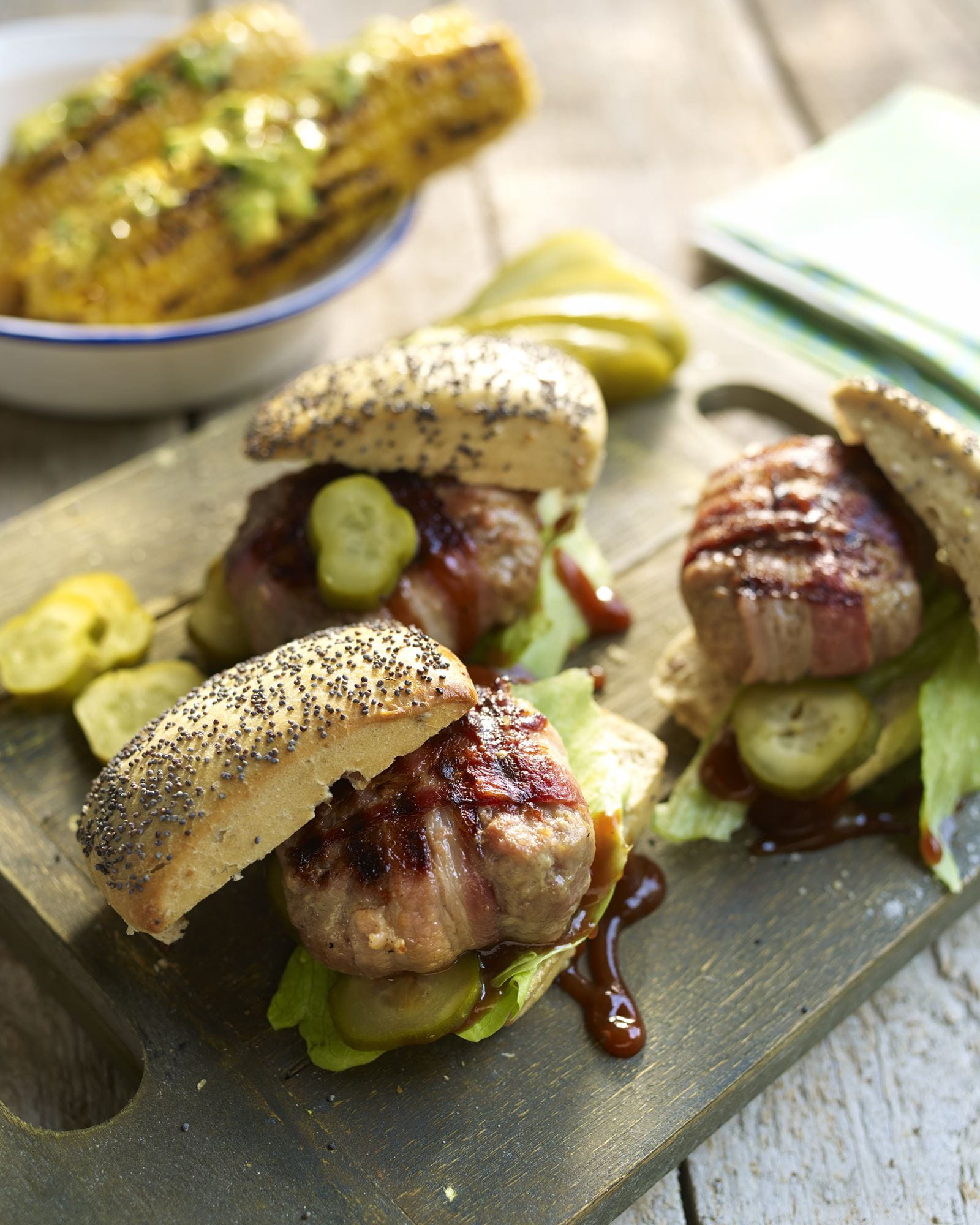 recipe image Baconburger met BBQ Honingsaus en gegrilde maïs met Solo-topping