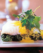 recipe image Gepocheerde kabeljauw met bladspinazie, lichte hollandse saus en tuinkruiden