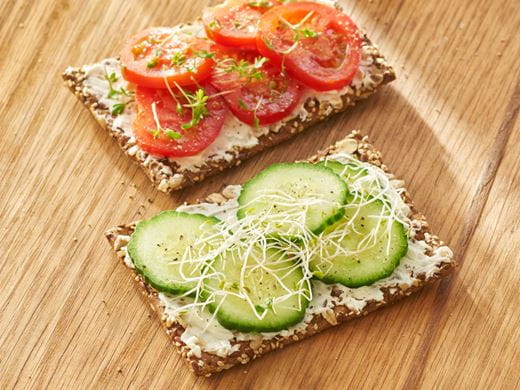 recipe image Crackers met tomaat en tuinkers en crackers met komkommer met alfalfa