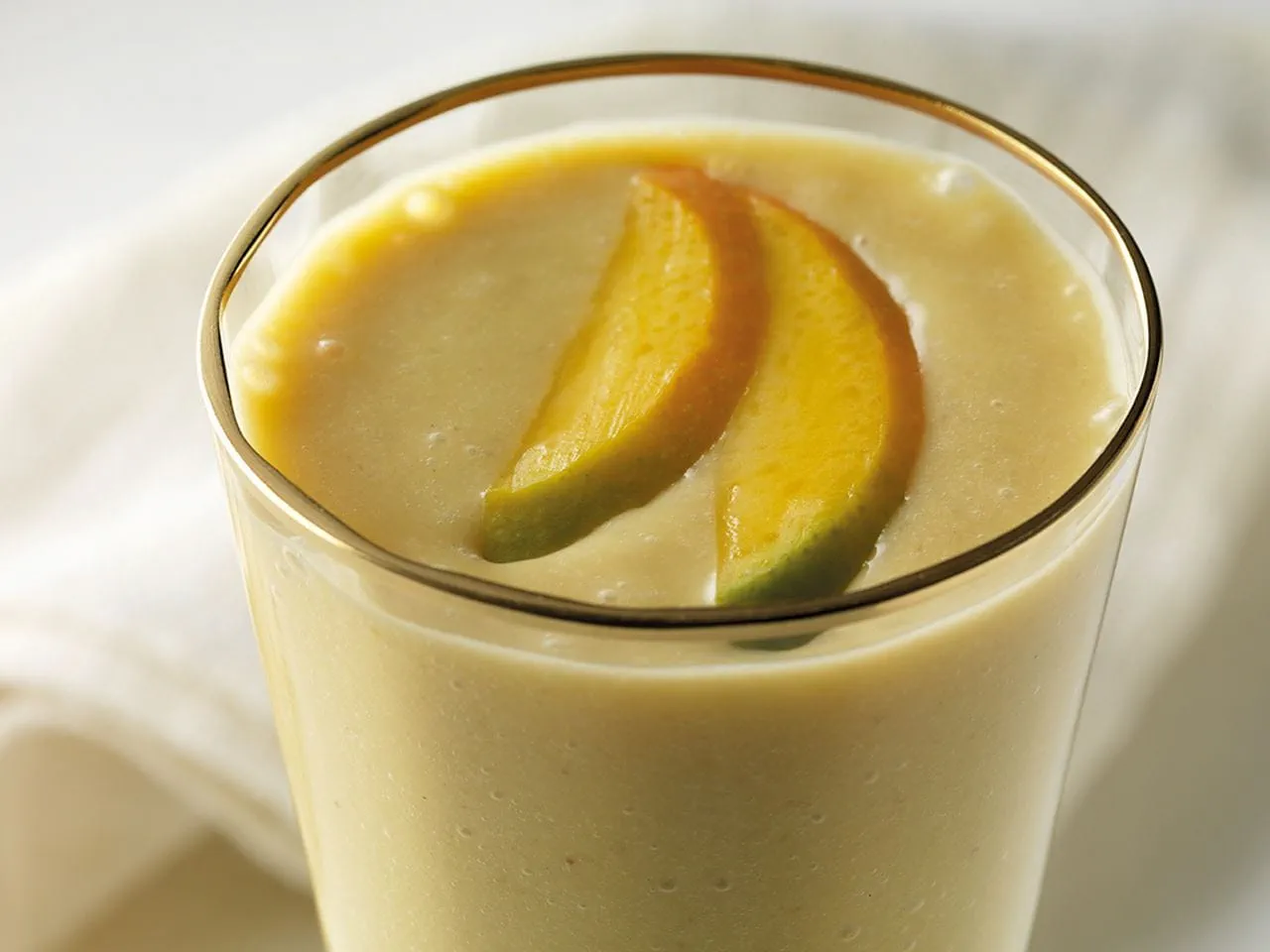 recipe image Smoothie met banaan, mango en vanille-ijs