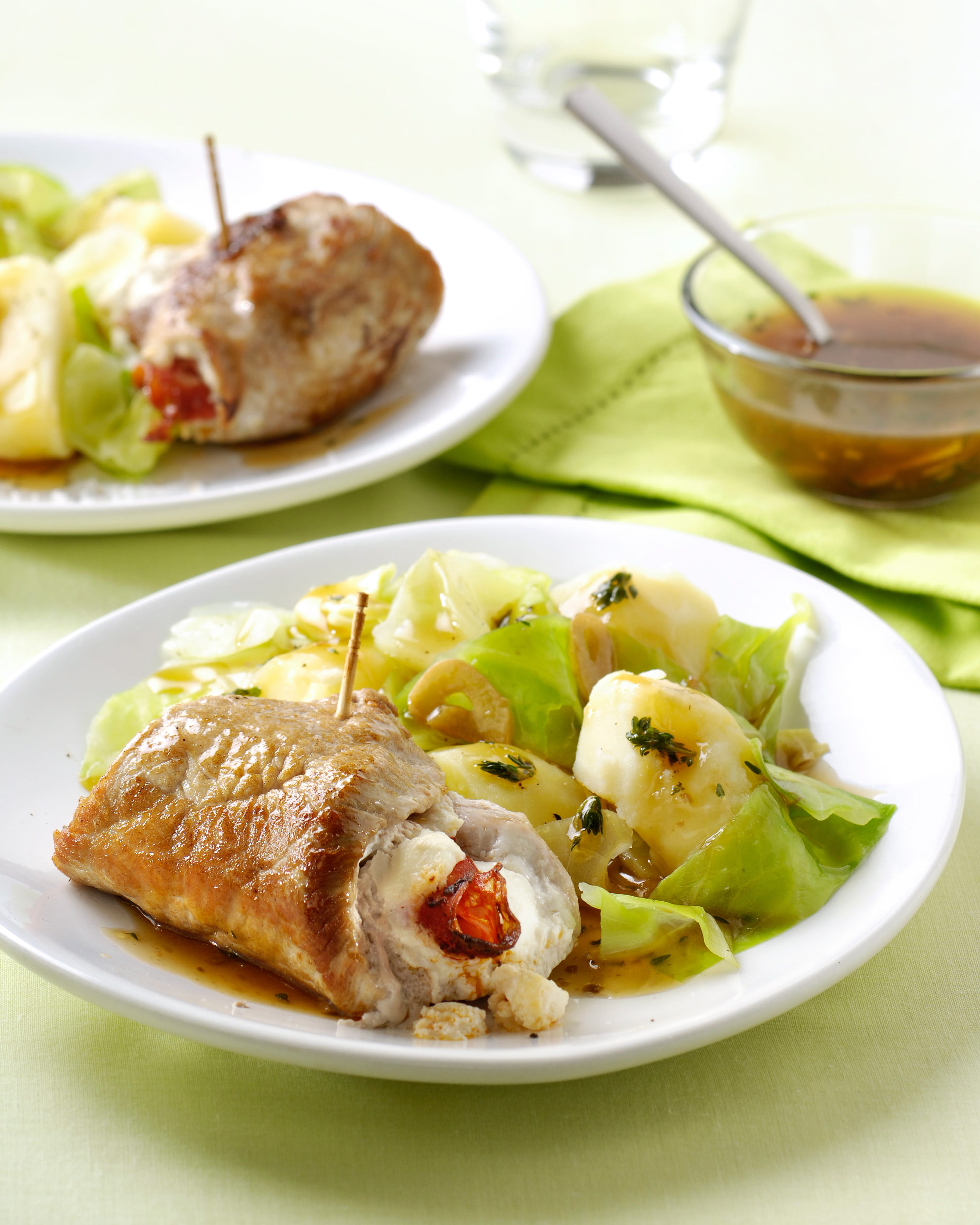 recipe image Kalfsrolletjes gevuld met chorizo en kaas en kruidige kool