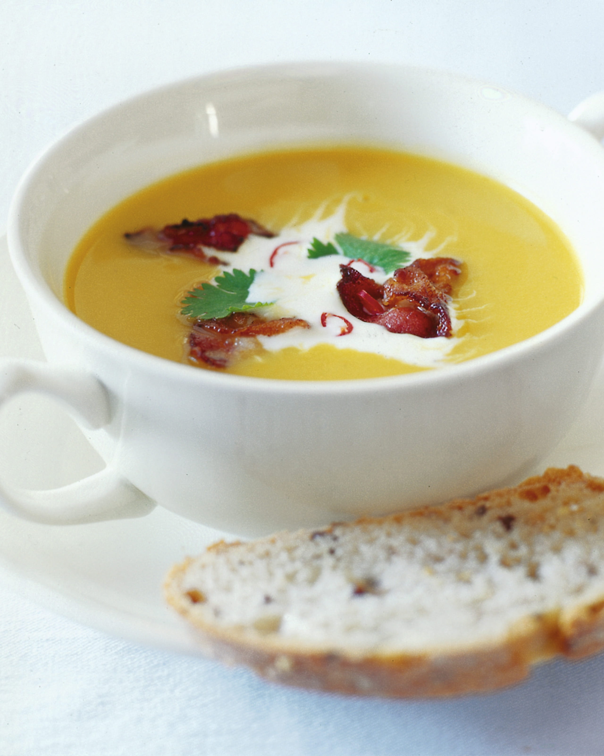 recipe image Pikante pompoensoep met spek en koriander