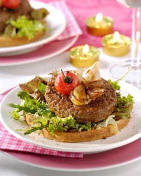 recipe image Toscaanse tartaarburgertjes met gepofte knoflook, uitjes en tomaat