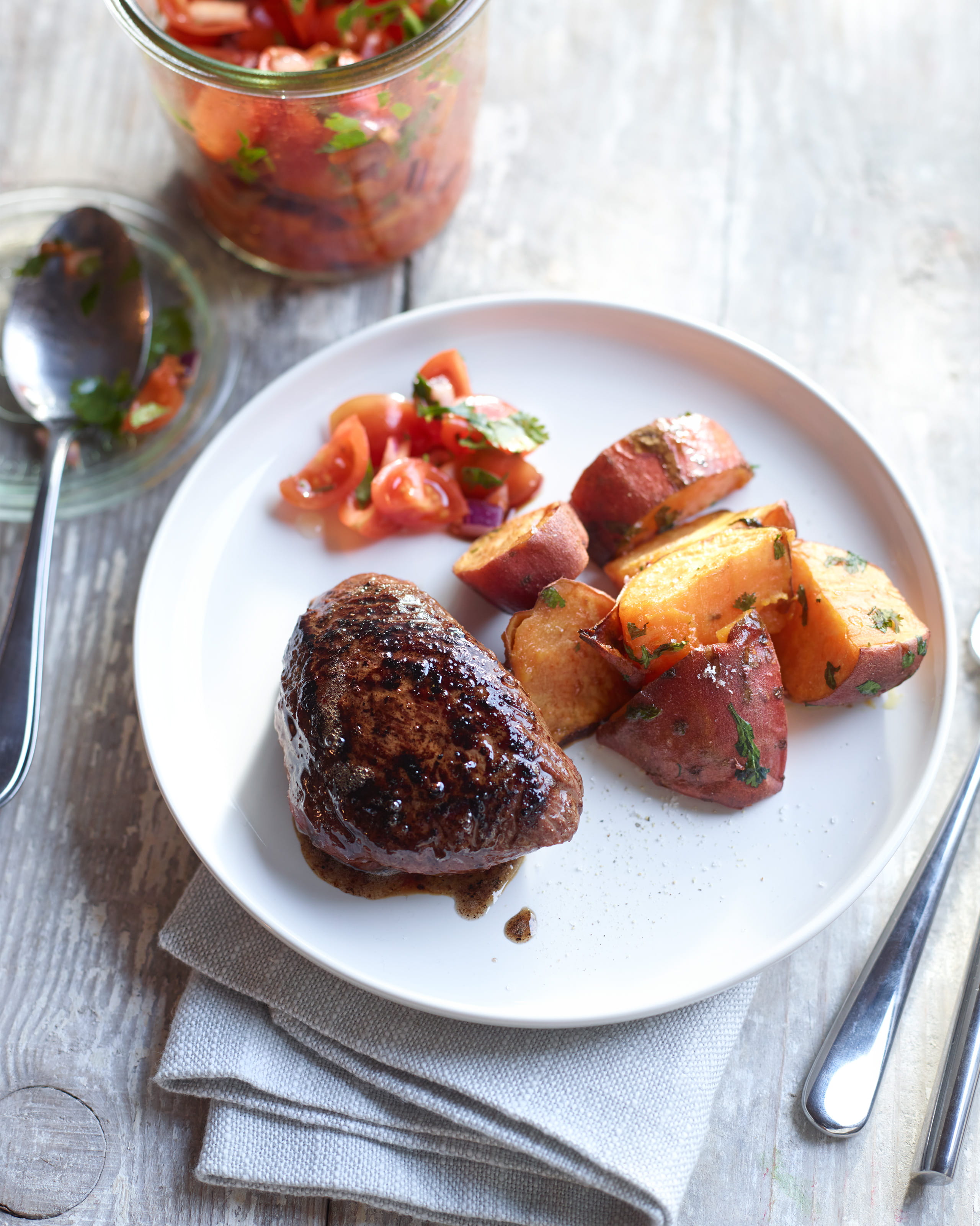 recipe image Struisvogelsteak met zoete aardappel en pittige salsa van kerstomaatjes